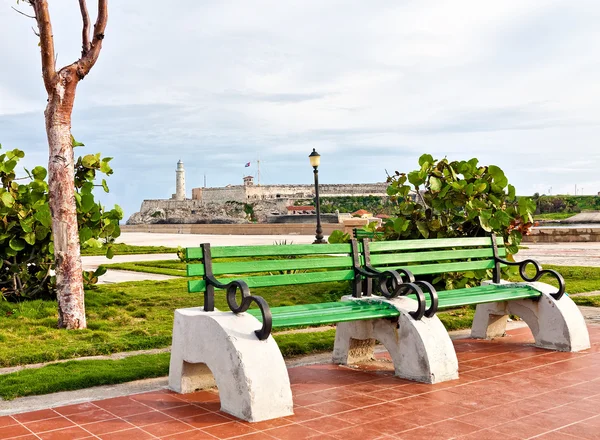 Parque em Havana com o icônico castelo El Morro em segundo plano — Fotografia de Stock