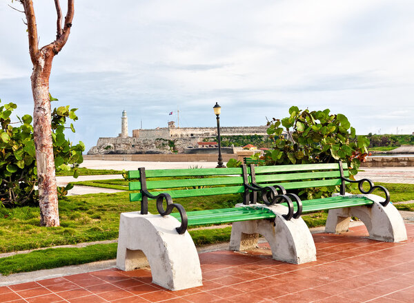 Парк в Гаване с культовым замком Эль Морро на заднем плане
