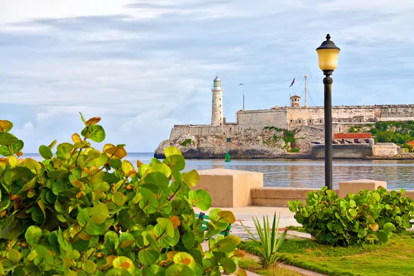 Park i Havanna med ikoniska el morro slottet i bakgrunden — Stockfoto