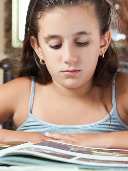 Mooi hispanic meisje studeren thuis — Stockfoto