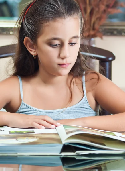 Schönes hispanisches Mädchen studiert zu Hause — Stockfoto