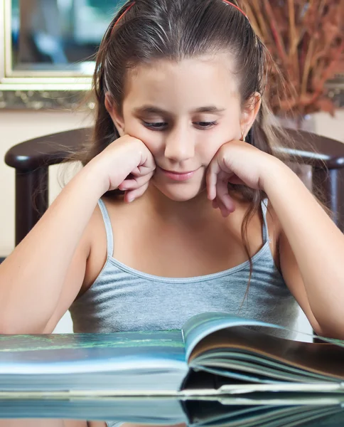 Schönes hsipanic Mädchen studiert zu Hause — Stockfoto
