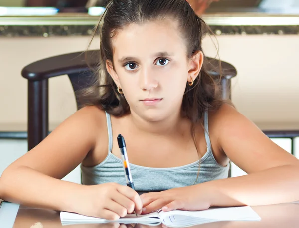 Menina hispânica bonita estudando em casa — Fotografia de Stock