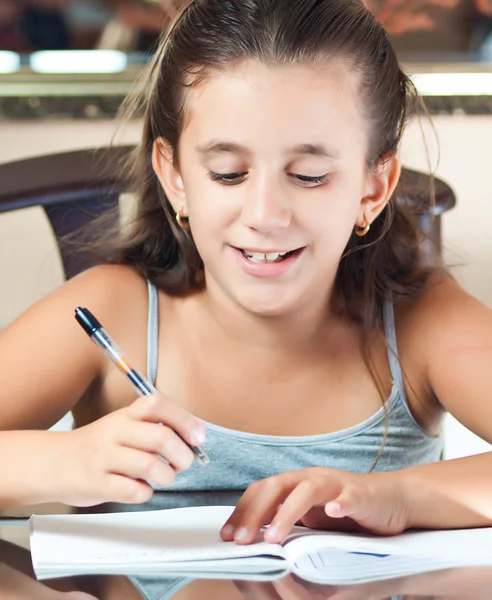 Mooi hispanic meisje op haar schoolproject thuis werken — Stockfoto