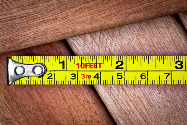Fita de medição sobre placas de madeira — Fotografia de Stock