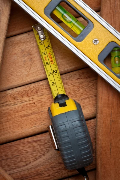 Measuring tape and bubble level — Stock Photo, Image