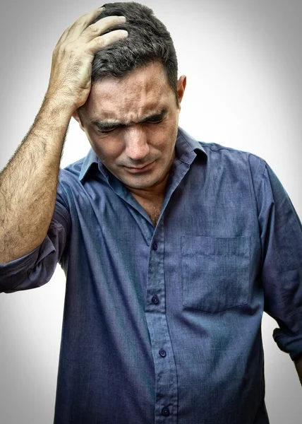 Homem muito deprimido com uma forte dor de cabeça — Fotografia de Stock