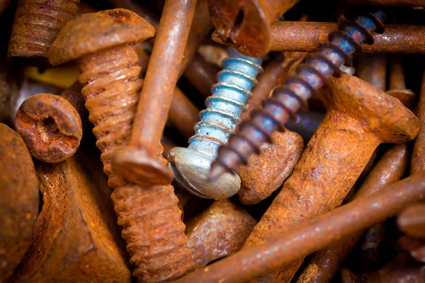 Viejos tornillos oxidados, tuercas y pernos — Foto de Stock