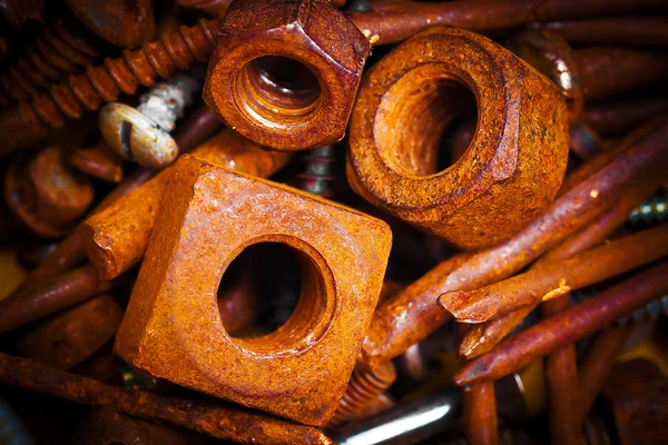 Viejos tornillos oxidados, tuercas y pernos — Foto de Stock