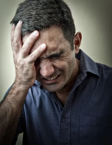 Grunge bilden av en stressad man med en mycket stark huvudvärk — Stockfoto