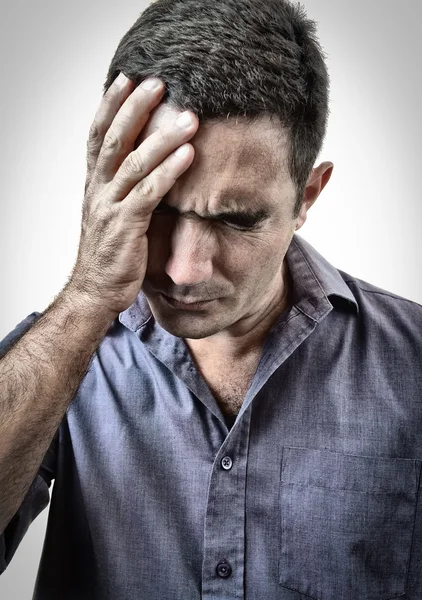 Imagen grunge de un hombre estresado con un dolor de cabeza muy fuerte — Foto de Stock