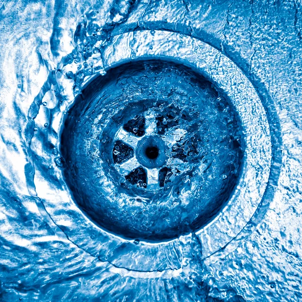Virvel av vatten kommer i vasken — Stockfoto