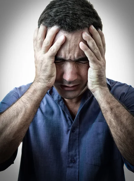 Grunge-Bild eines gestressten Mannes mit starken Kopfschmerzen — Stockfoto