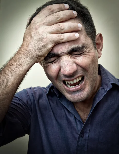 Grunge görüntü stresli bir adamın çok güçlü bir baş ağrısı ile — Stok fotoğraf