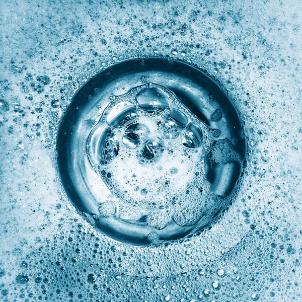 Tisztítószerrel és vízzel buborékok lefelé a mosogató — Stock Fotó