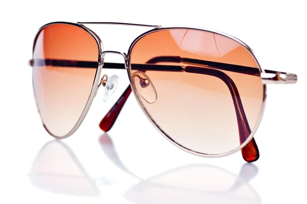 Moderb коричневий тонований авіатор сонцезахисні окуляри на білому тлі — стокове фото