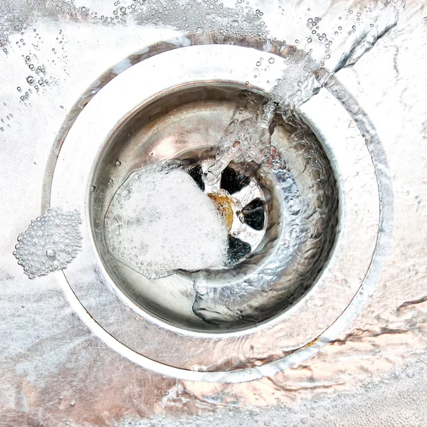 Detergent și bule de apă care coboară în chiuvetă — Fotografie, imagine de stoc