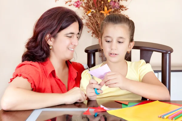 Latin mamma att hjälpa dottern med hennes konst skolprojekt — Stockfoto