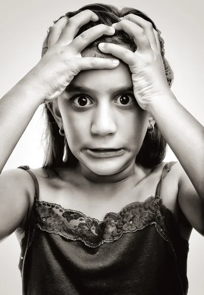 Immagine in bianco e nero di una ragazza arrabbiata e disperata — Foto Stock
