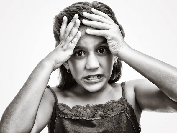 Fekete-fehér kép egy dühös és elkeseredett lány — Stock Fotó