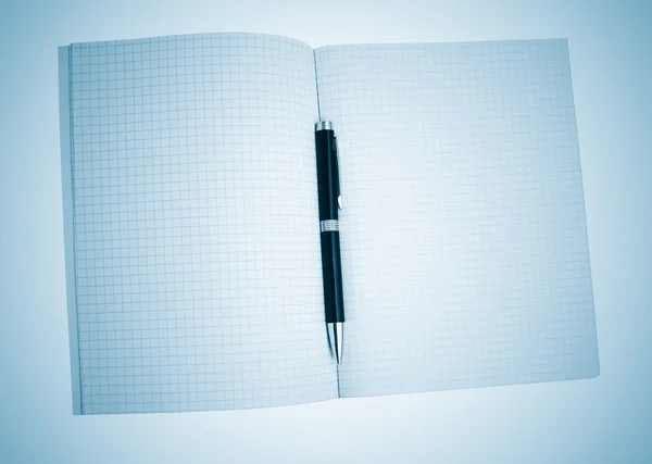 Caderno e caneta sobre fundo ablue — Fotografia de Stock