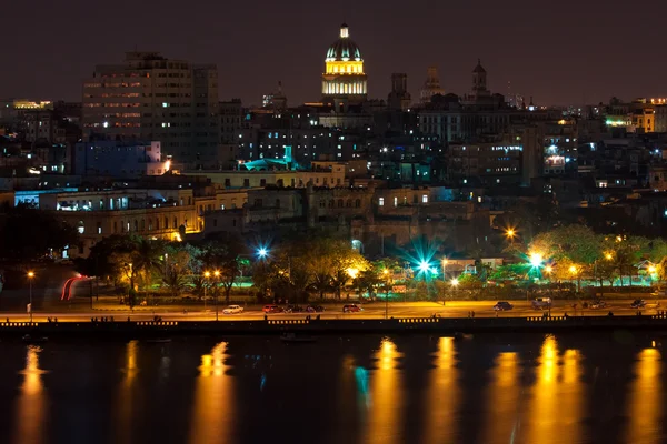 Alte Havanna beleuchtet in der Nacht — Stockfoto