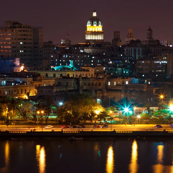 Vieille Havane illuminée la nuit — Photo