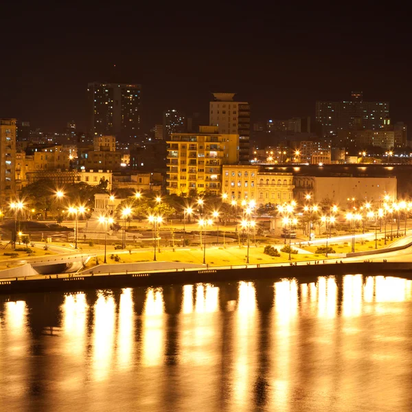 Havana velha iluminada à noite — Fotografia de Stock
