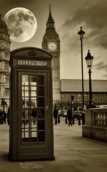 Vintage Sepia Bild des Big Ben in London mit einer typischen roten Telefonzelle — Stockfoto