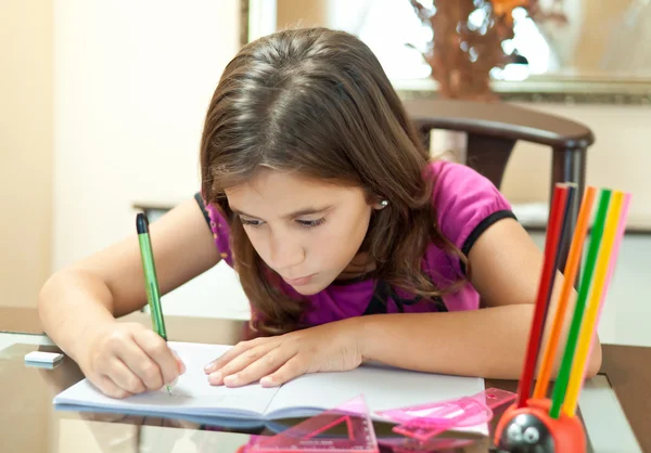 Små spansktalande tjej som arbetar på sina läxor — Stockfoto