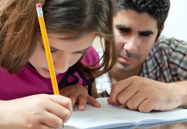 Kleine Spaanse meisje en haar jonge vader werken op een schoolproject — Stockfoto