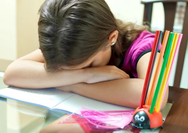 累了的姑娘在睡觉后整理她的学校作业 — 图库照片