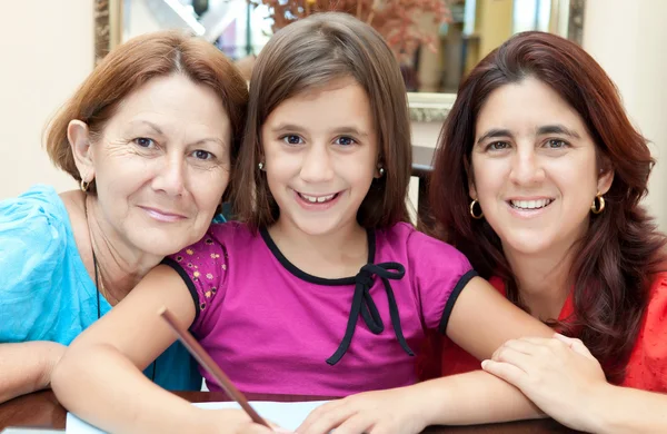 Tři generace žen Latinské doma — Stock fotografie