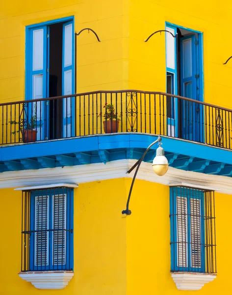 Dettaglio di una vecchia casa colorata a L'Avana — Foto Stock