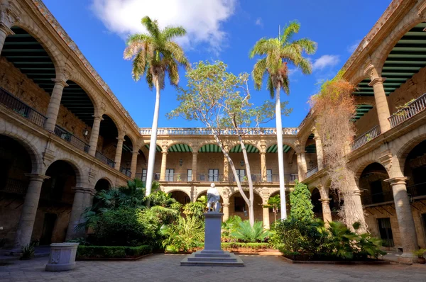 Palacio colonial en la Habana Vieja — Foto de Stock