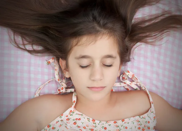 Linda menina hispânica dormindo em sua cama — Fotografia de Stock