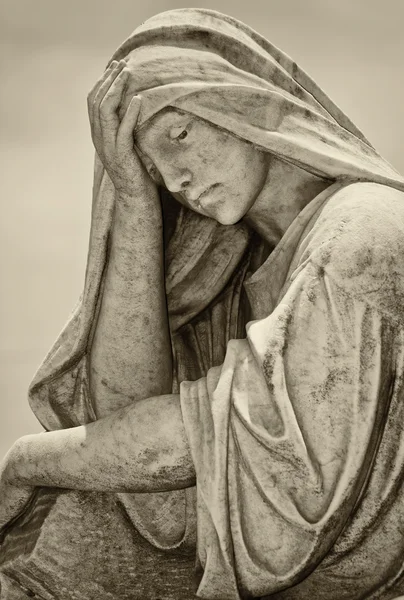 Статуя очень грустной депрессии молодой женщины — стоковое фото