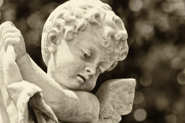美丽的小婴儿天使尊古老的雕像 — 图库照片