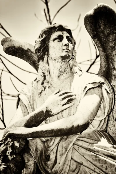 Imagen vintage de un hermoso ángel en un cementerio —  Fotos de Stock