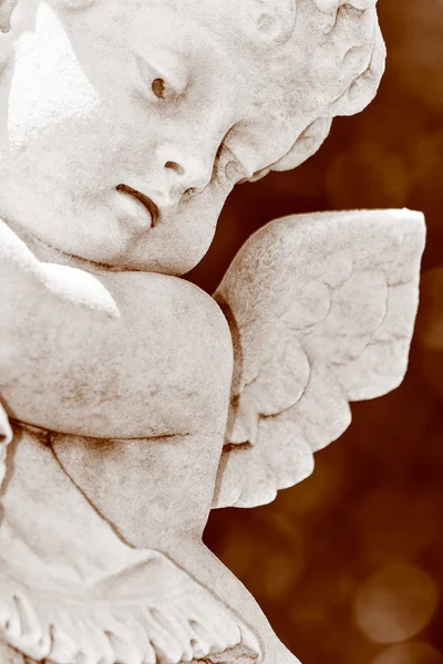 Bela estátua velha de um pequeno anjo infantil — Fotografia de Stock