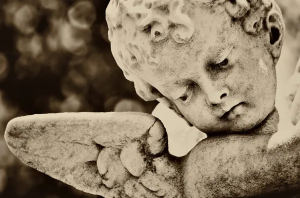 Hermosa estatua vieja de un pequeño ángel infantil —  Fotos de Stock