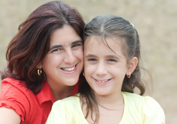 Menina latina com sua bela jovem mãe — Fotografia de Stock