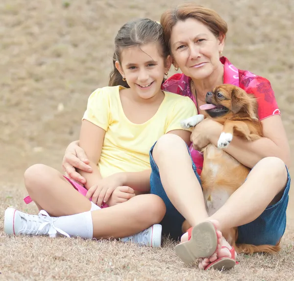 Latin family with a small pekingese dog — Stockfoto