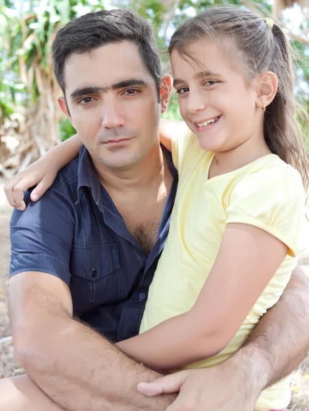Hispánský otec se svou malou dcerou v parku — Stock fotografie