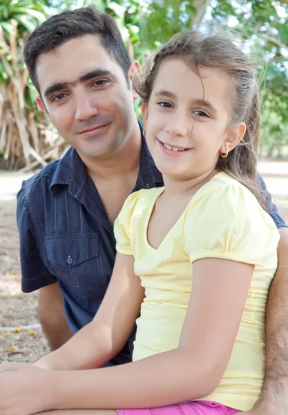 Pai hispânico com sua pequena filha em um parque — Fotografia de Stock