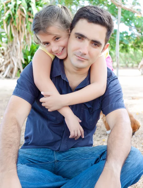 Латиноамериканец со своей маленькой дочерью в парке — стоковое фото
