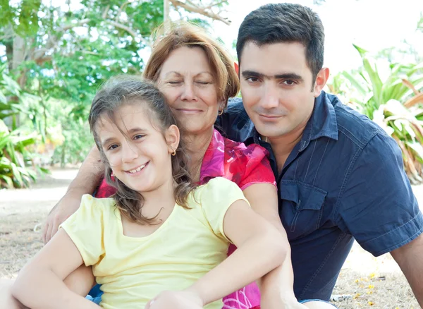 Latin familj i en park — Stockfoto