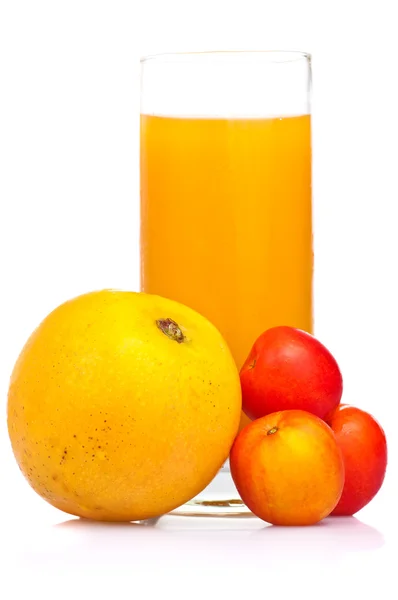 Επίκαιρα φρούτα χυμός που απομονώνονται σε λευκό — Φωτογραφία Αρχείου