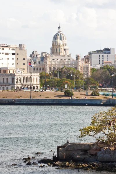 Vista da cidade de Havana do outro lado da baía — Fotografia de Stock