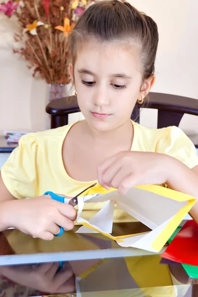Латинская девочка работает над своим арт-проектом дома — стоковое фото